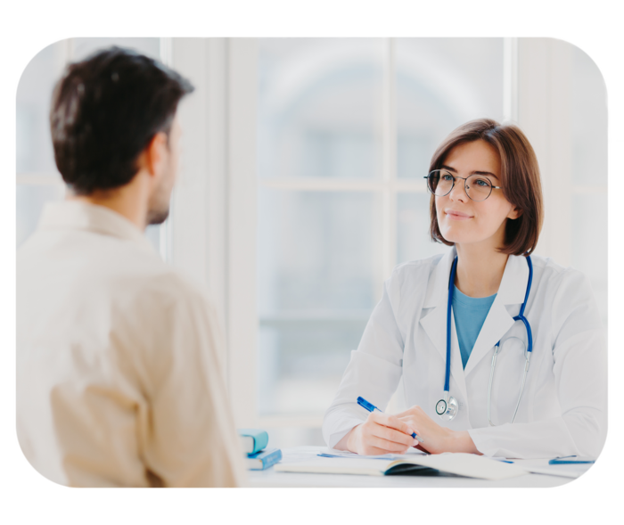 Nierenerkrankungen: Die Diagnoseschritte verstehen Mann sitzt Frau mit weißem Kittel gegenüber.