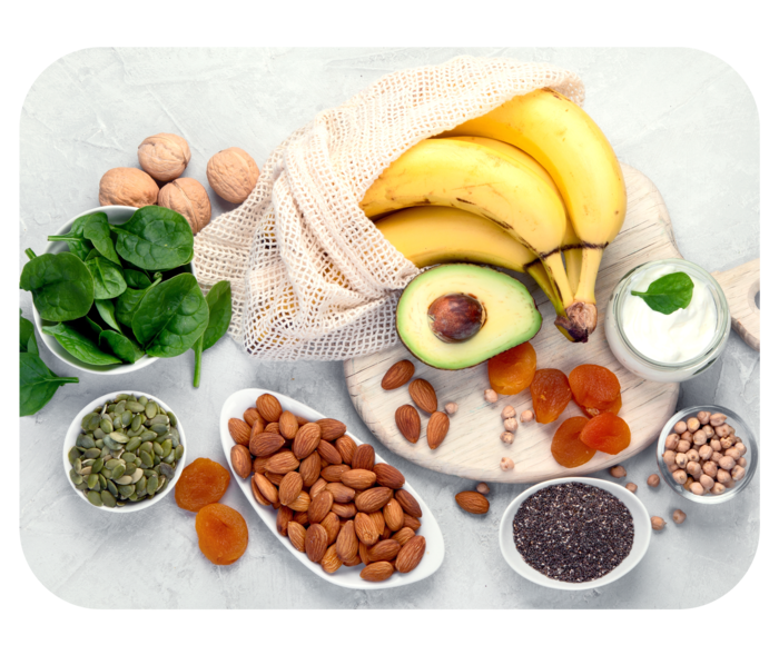 Verschiedene kaliumreiche Lebensmittel wie Bananen, Spinat, Nüsse und Samen. 