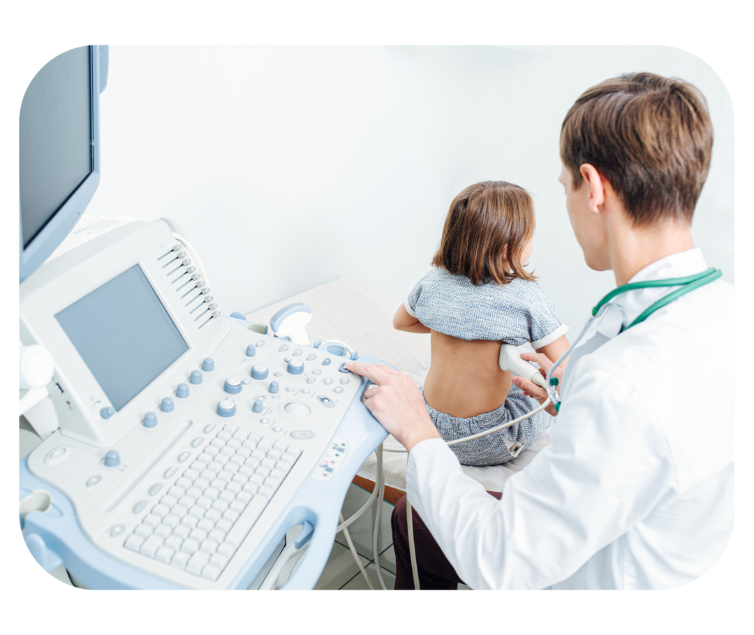 Diagnose chronischer Nierenerkrankungen bei Kindern Frau mit weißem Kittel untersucht die Nieren eines Kindes mit einem Ultraschall-Kopf.