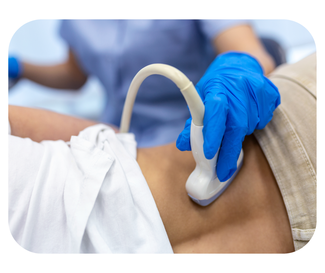 Hand in blauem Einweghandschuh hält Ultraschallkopf auf den unteren Rücken einer liegenden Person. 