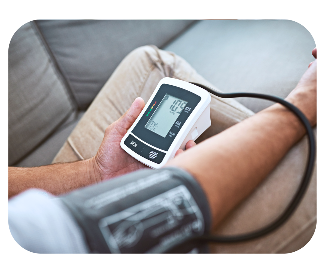 Eine Person misst ihren Blutdruck.