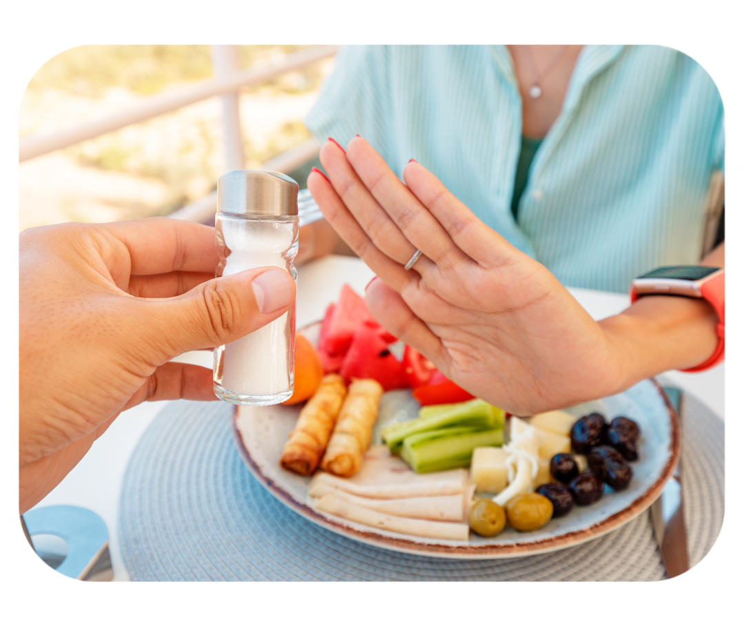 Unterstützende Maßnahmen bei IgA-Nephropathie: Salz reduzieren Eine Person hält einen Salzstreuer, eine andere Person hält ihre Hand ablehnend hoch.