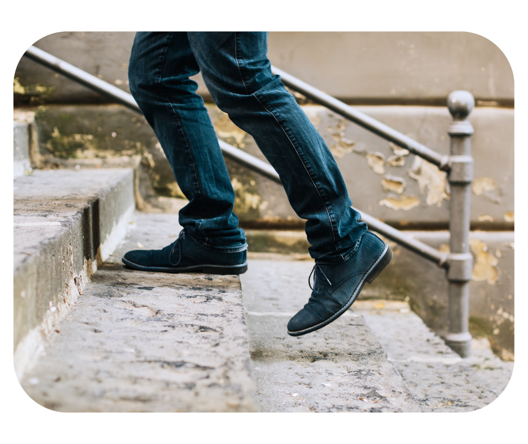 Nahaufnahme von Mann zu Fuß auf der oberen Etage der Schuh - Lizenzfrei Treppe Stock-Foto [Bild Title] Aktiver Alltag mit Nierenerkrankung   [Alt-Text] Unterbeine und Schuhe einer Person, die eine Treppe hinaufsteigen.  