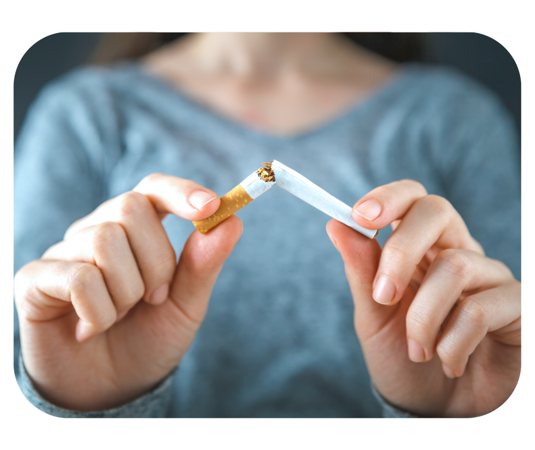 Eine Person bricht eine Zigarette durch. 