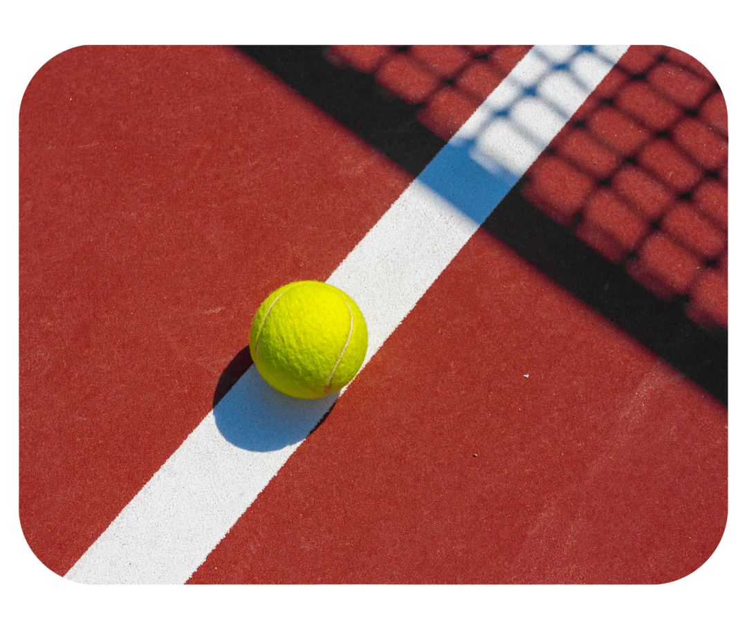 Tennisball auf einem Tennisplatz.