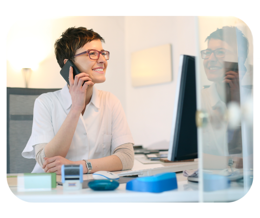 Ärztin telefoniert via Smartphone.