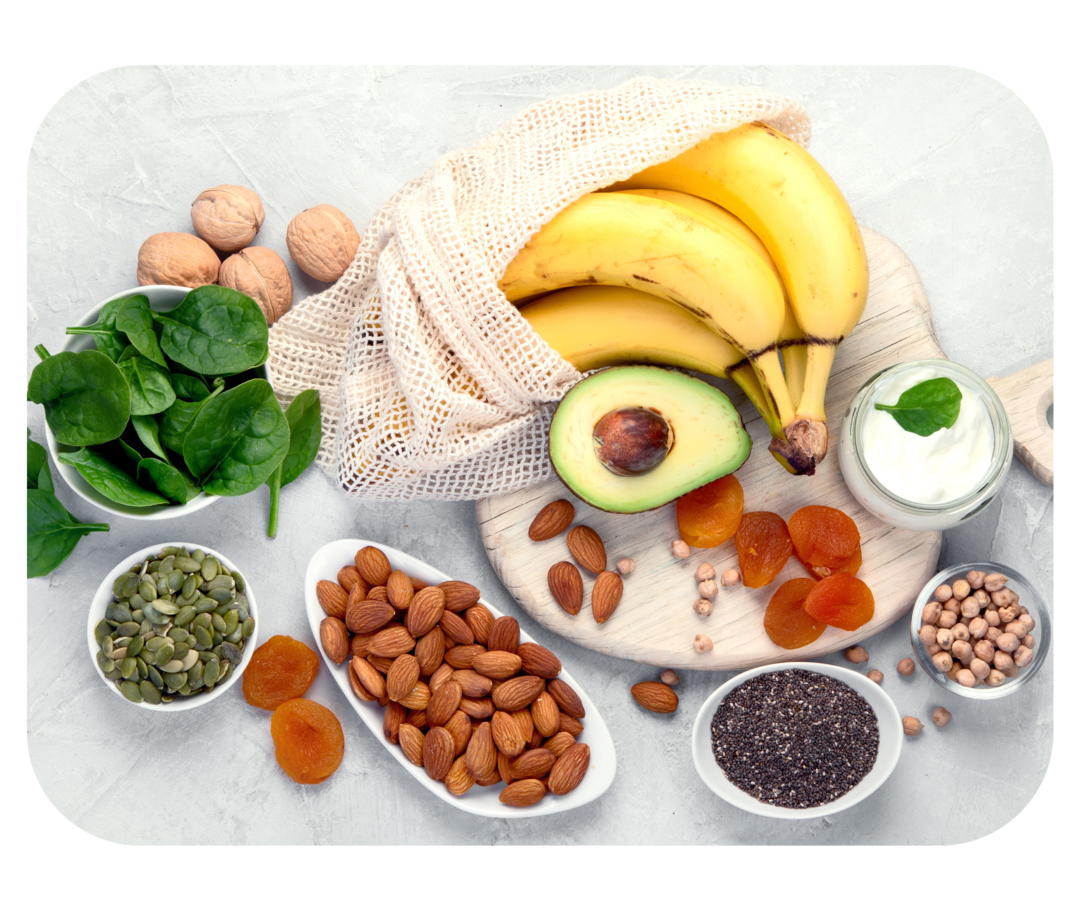Verschiedene kaliumreiche Lebensmittel wie Bananen, Spinat, Nüsse und Samen. 