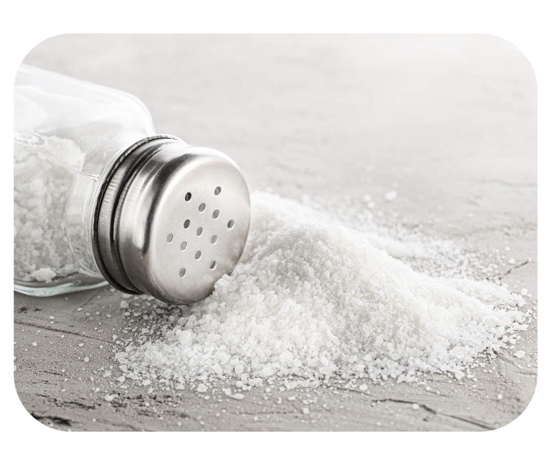Ein umgekippter Salzstreuer mit einem Haufen Salz davor