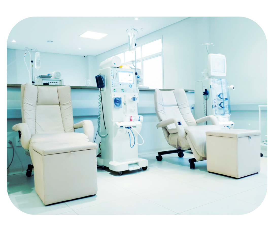 Ein Raum mit zwei Stühlen und Dialysemaschinen.