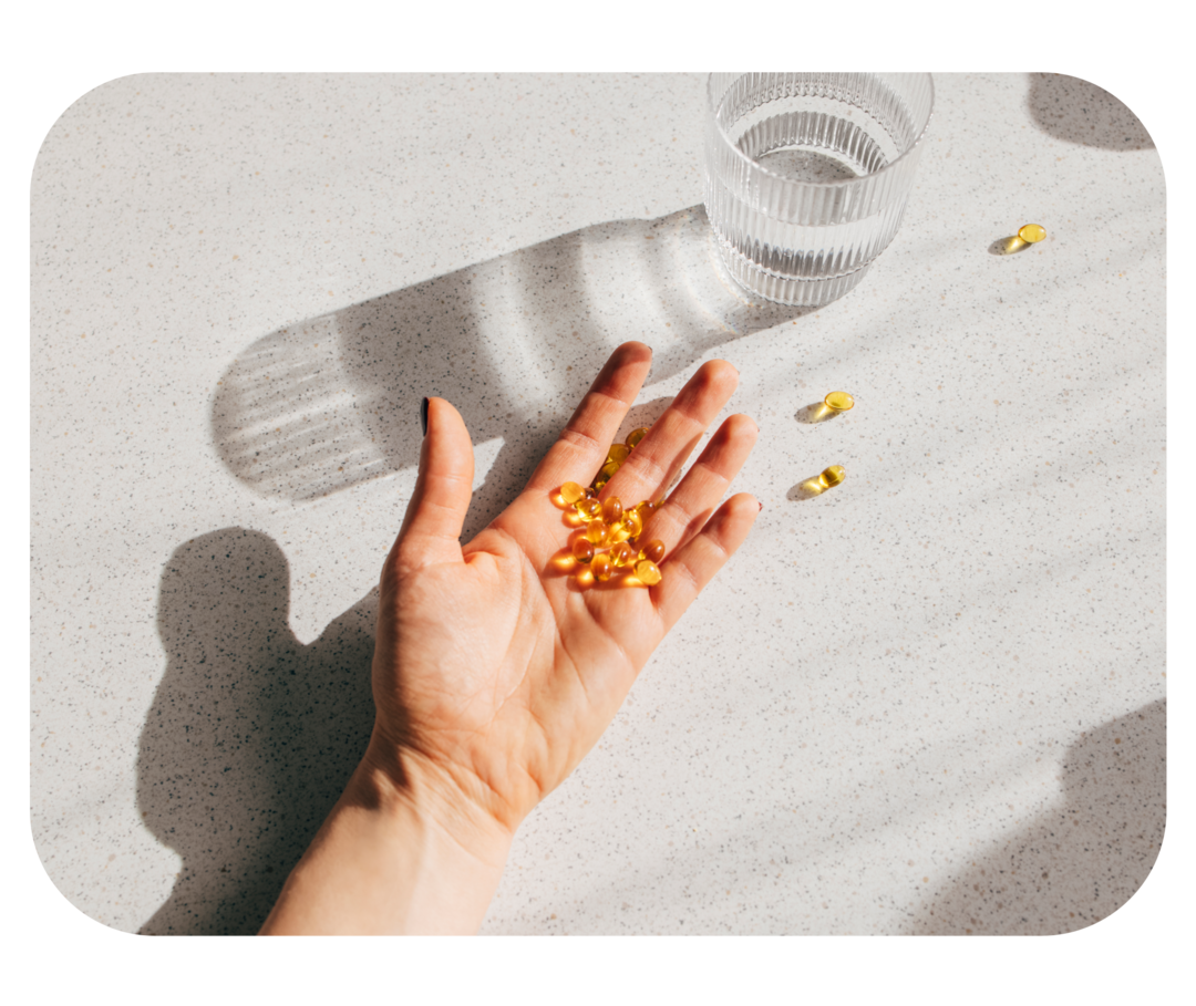 Eine Hand, die gelbe Tabletten hält.