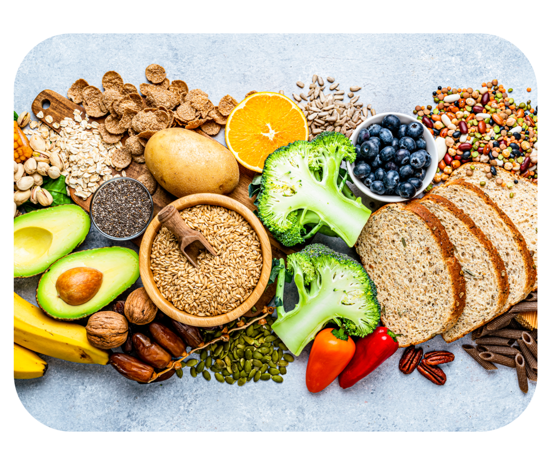 Verschiedene Lebensmittel auf einer Oberfläche angerichtet.