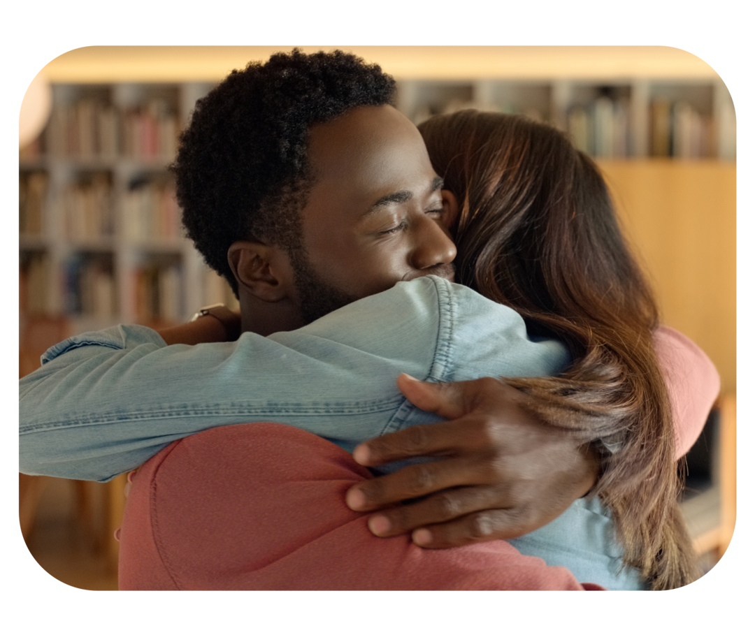 Ein Mann und eine Frau, die sich umarmen.