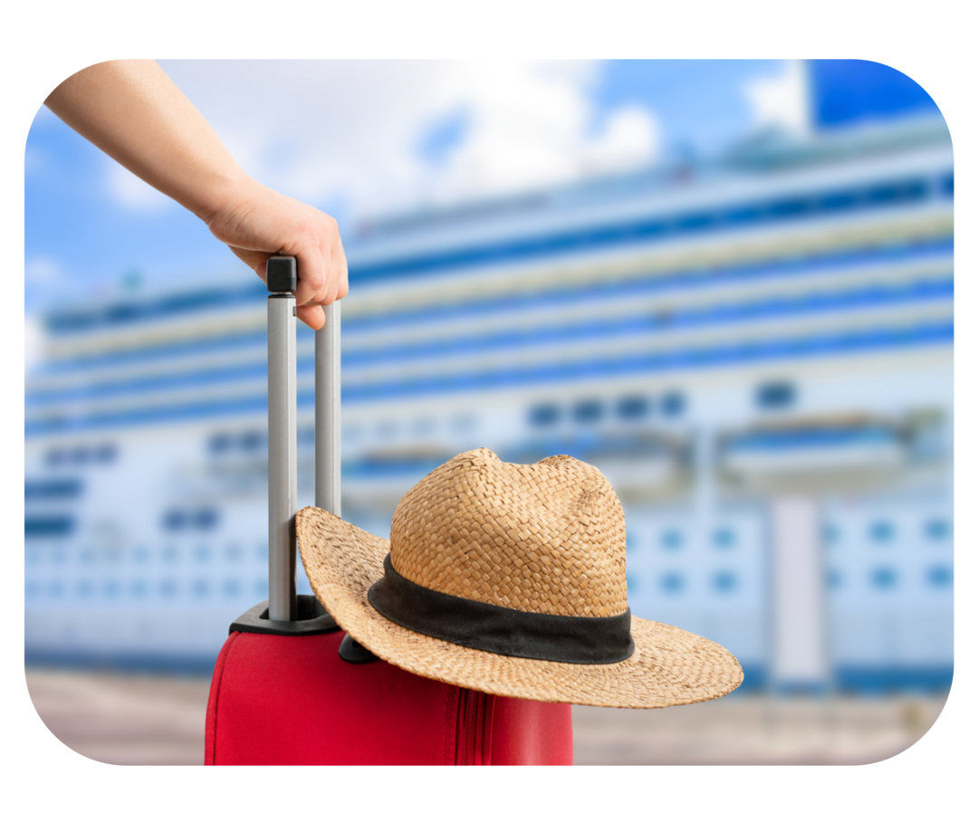 Hand hält den Griff eines roten Reisekoffers, auf dem ein Strohhut liegt. Im Hintergrund ein Kreuzfahrtschiff.