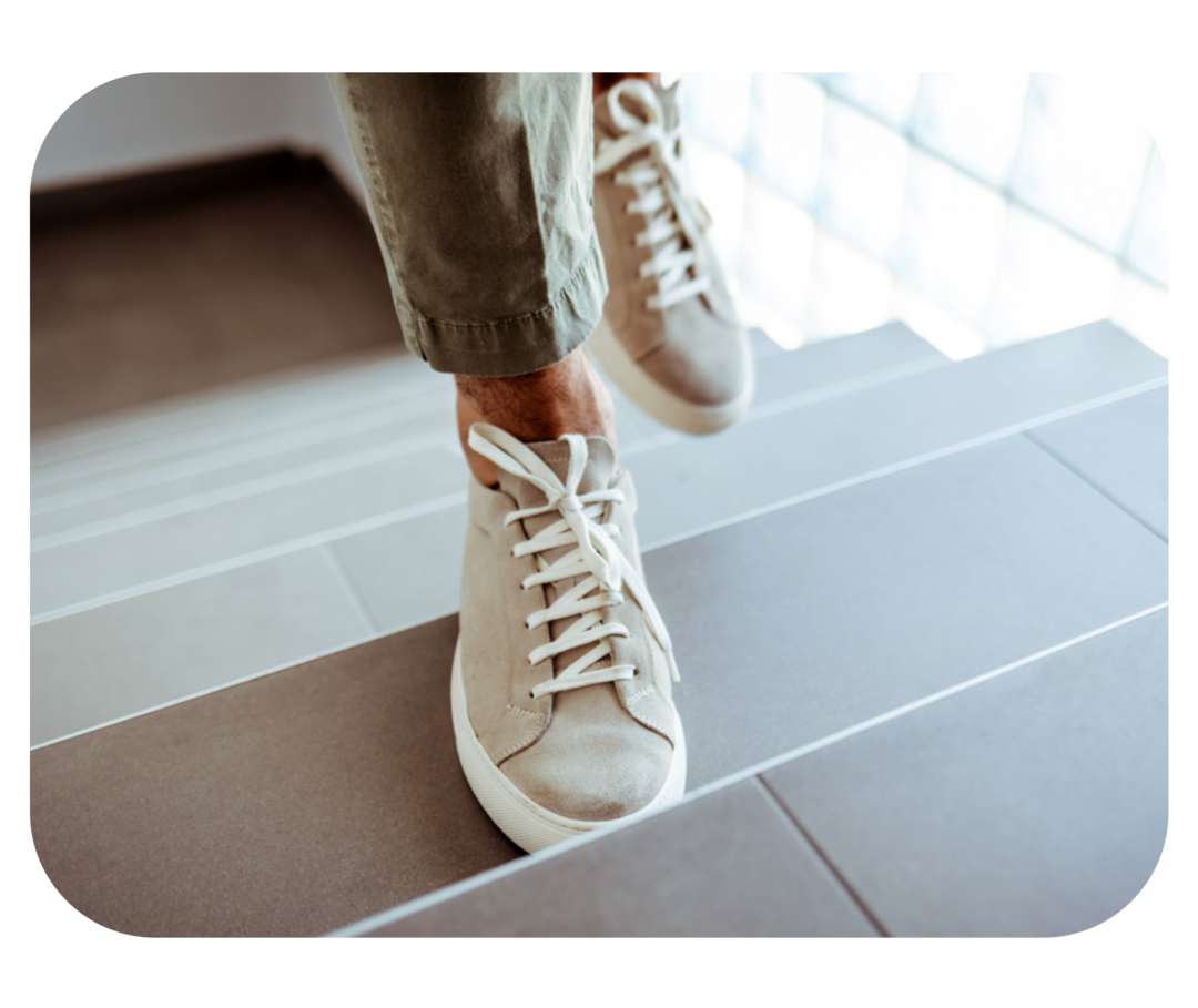 Füße, die eine Treppe hinaufsteigen.